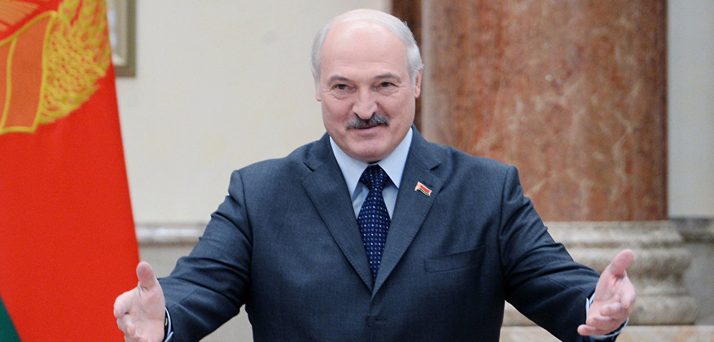 “Така молода красуня”: Лукашенка помітили у компанії відомої телеведучої. Ці танці…