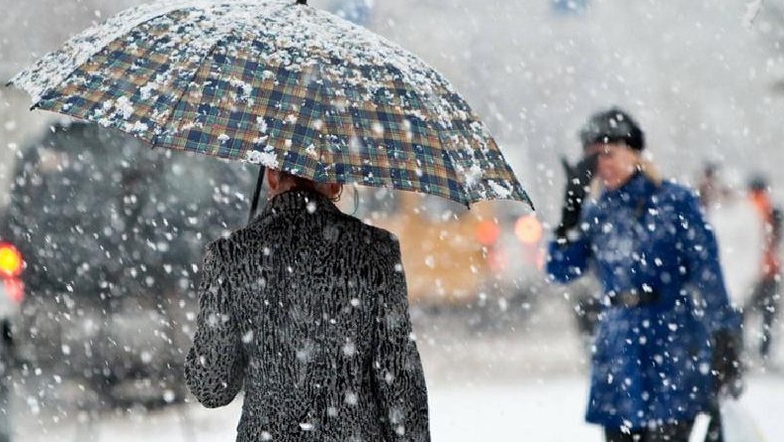 Обережно на дорозі! Погода готує неприємний сюрприз українцям вже завтра. Мокрий сніг та ожеледь