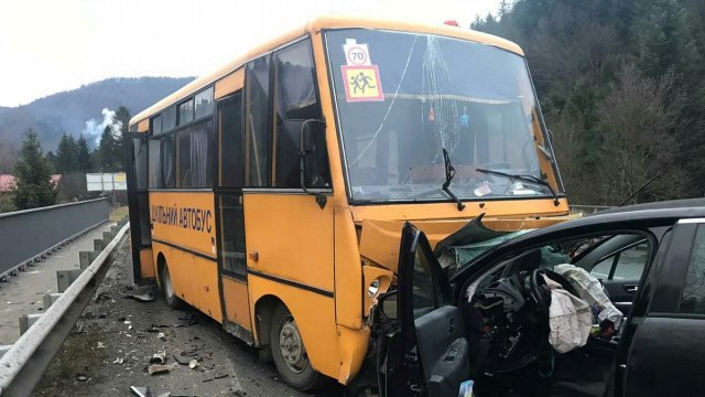 “Віз дітей до школи”: Поблизу Києва авто влетіло у шкільний автобус. Є постраждалі