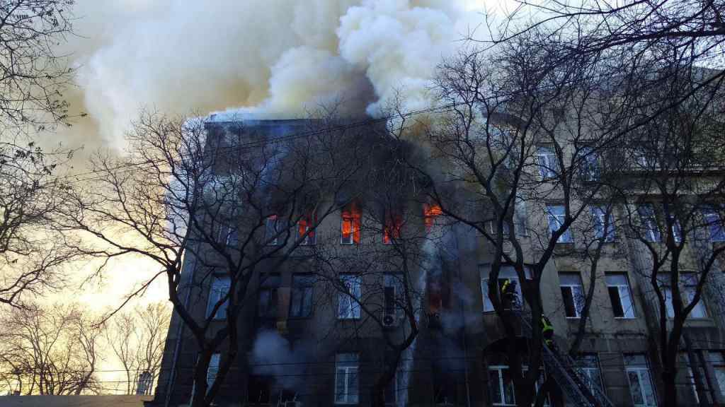 Дістали другий труп : Нові подробиці пожежі в Одеському коледжі. “Знайшли під уламками…”