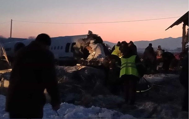 “Весь салон був в крові”: На борту літака, що розбився знаходилися українці. Він врізався в будинок