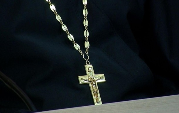 “Встромив йому хрест в горло”: Юнак жорстоко вбив священника-педофіла. Був його жертвою