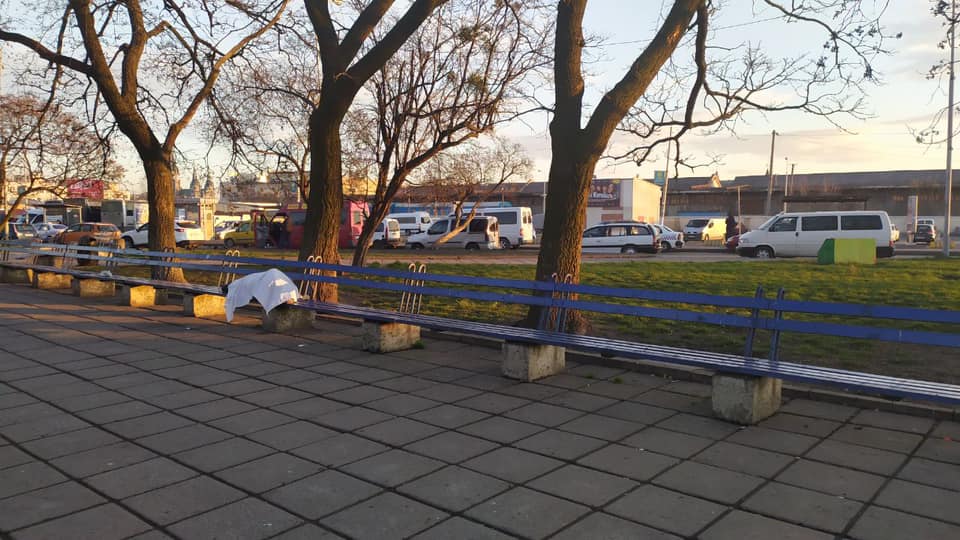 “Заснув і помер”: у Львові серед натовпу біля вокзалу знайшли труп чоловіка. Загадкова смерть.