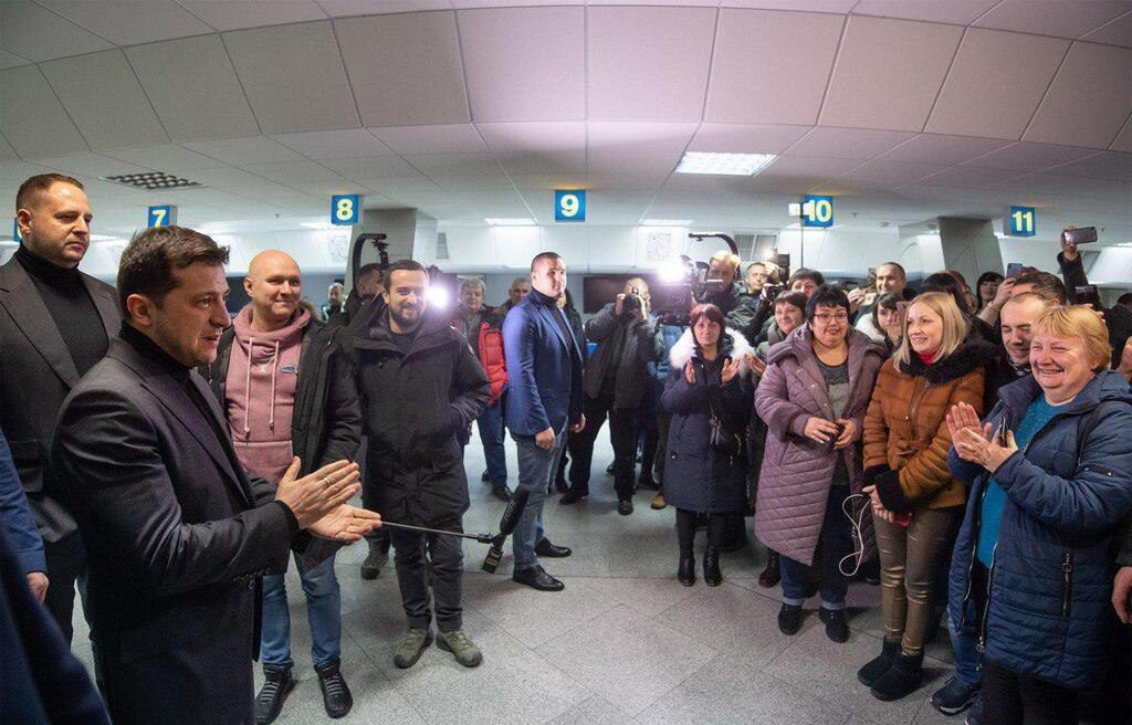 “Сильно нервує і переживає”: Зеленський прибув в аеропорт зустрічати звільнених полонених. Спілкується з рідними