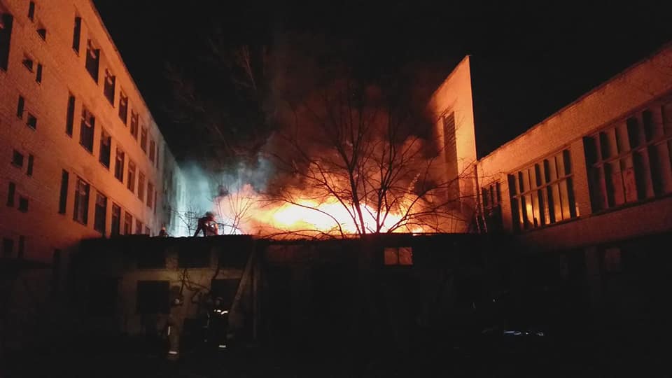 Трагедія в Одесі нічому не вчить! У навчальному закладі в Харкові спалахнула моторошна пожежа. Все в диму і вогні…
