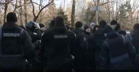 Масове побоїще під Верховною Радою. “Озвірілі” мітингувальники напали на поліцейських. Не обійшлося без Тимошенко