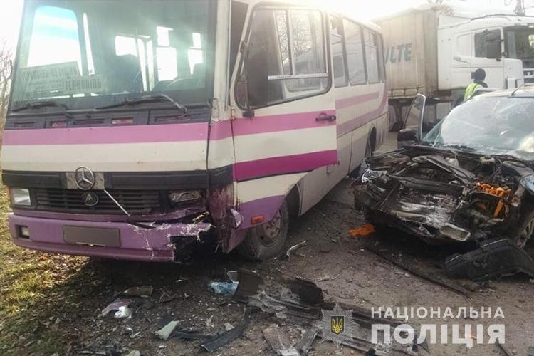 Страшна ДТП на Тернопільщині: рейсовий автобус зіткнувся з автомобілем. За кермом була 65-річна жінка