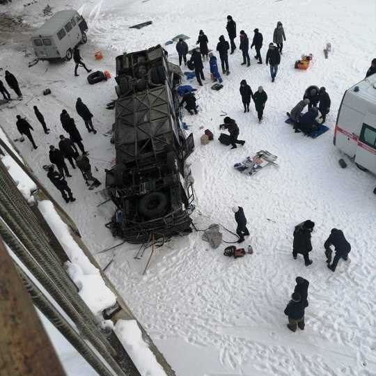 “Вилетів з мосту і…” : У Росії сталася смертельна ДТП з пасажирським автобусом. Моторошні деталі