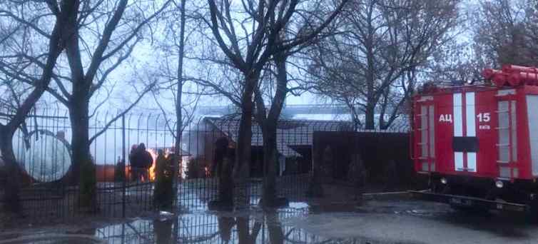 Оточені вогнем: Рятувальники у Києві штурмують масштабну пожежу. Там ще є люди!