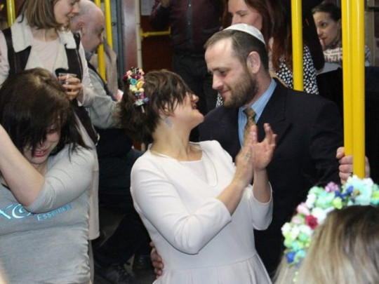 “Трамвайчик щастя”. В Одесі закохані відсвяткували весілля у громадському транспорті. Запам’ятають усі