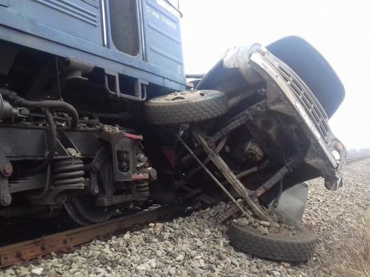 “Вантажівка влетіла під потяг”: У страшній аварії на Закарпатті загинув батько 16-ти дітей. Син був з ним у кабіні