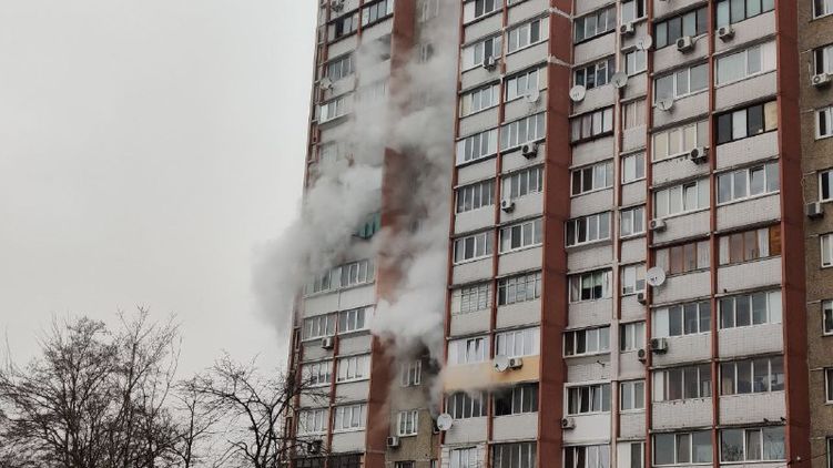 Усе як в тумані. В Києві горить багатоповерхівка. Проводять евакуацію