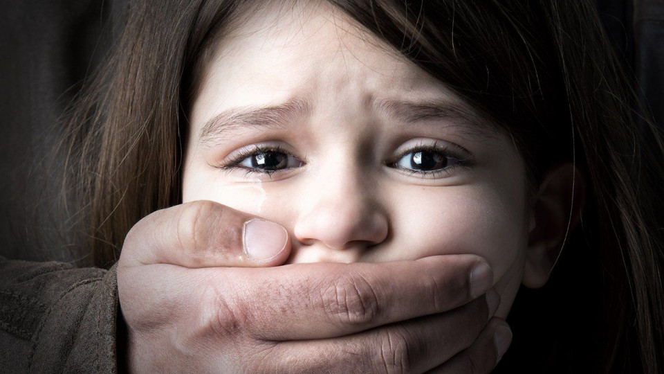 Бідна дитина! Батько гвалтував власну доньку… Люди в шоці