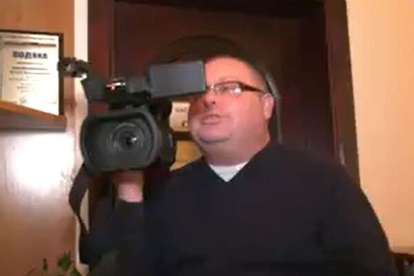 “Геть звідси!”: Радник скандальної чиновниці Баласинович накинувся на журналістів. “Інформаційний терорист”