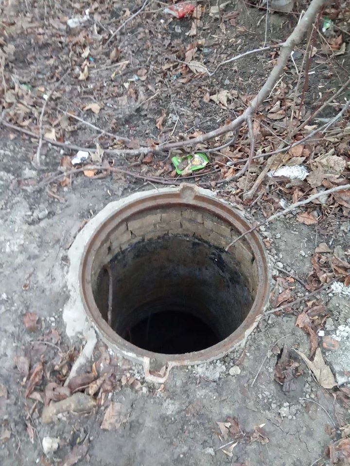 #СадовийвідремонтуйЛьвів: поблизу школи відкритий каналізаційний люк. Батьки налякані