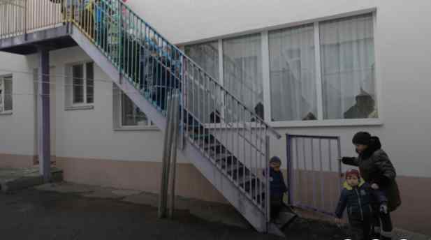 Виття сирен і паніка: в Дніпрі сотні дітей евакуювали з дошкільного закладу. Деталі того, що відбувається!