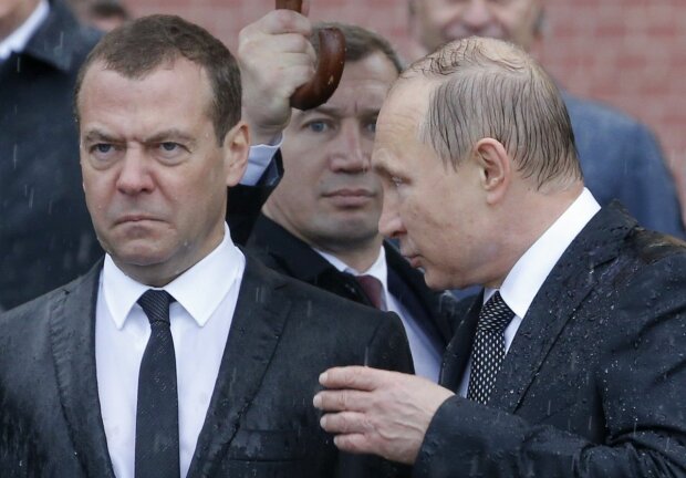 “У раю проблеми?”: Уряд Росії у повному складі подав у відставку. Що буде з Медведєвим?