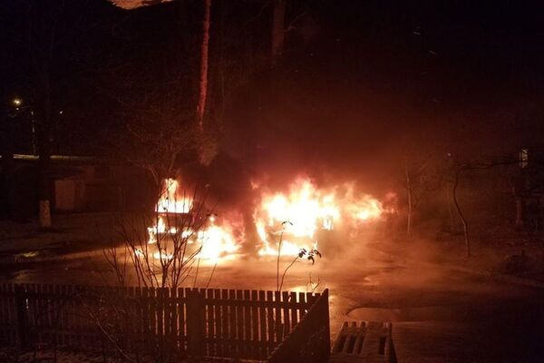 “Не добрий ранок…” На Київщині спалили машину депутата. Іншим теж дісталося