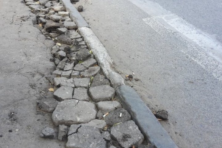 #СадовийвідремонтуйЛьвів: пошкоджений новий тротуар. Розсипається на частинки