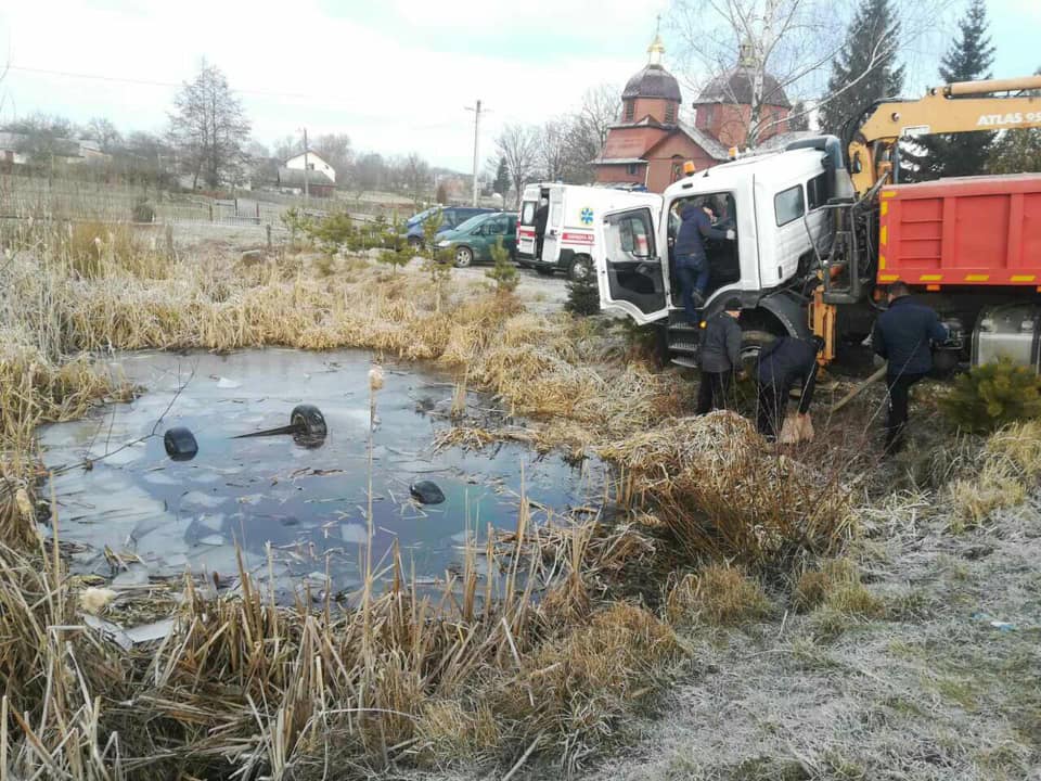 Моторошна знахідка на Львівщині”: З дна озера дістали авто з 4 мертвими тілами. “Смерть у болоті”