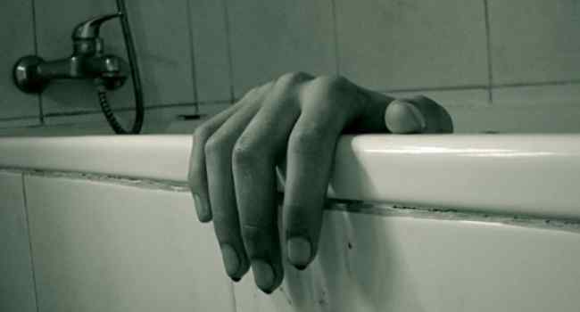 “Тіло сина знайшли у ванній, а матір….”: Моторошна трагедія на Полтавщині. “У власному будинку”