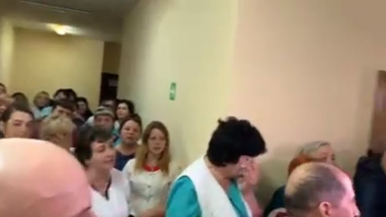 “Співали гімн”: ЗМІ показали радість у лікарні на Львівщині. “З днем гідності, якої немає”