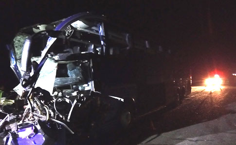 “Моторошна нічна ДТП”: На Миколаївщині зіткнулись автобус з пасажирами і вантажівка. “Застосували спецтехніку “