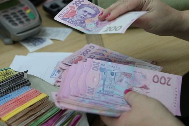“До 4 тисяч в одні руки”: Українці отримають одноразову грошову допомогу від держави. Кому пощастить