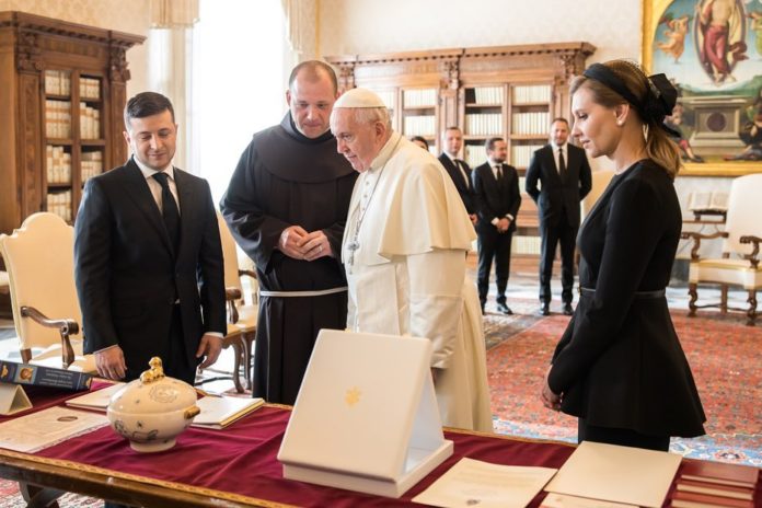 Папа на таке не сподівався! Зеленський подарував понтифіку дещо особливе. “Від українського народу”