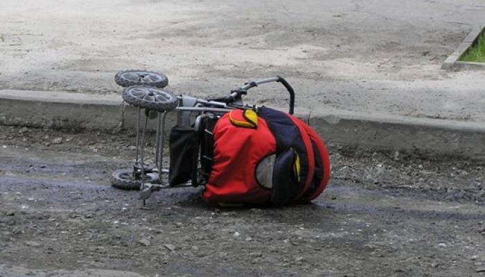 На шаленій швидкості: під Запоріжжям водій збив коляску з немовлям на “зебрі”