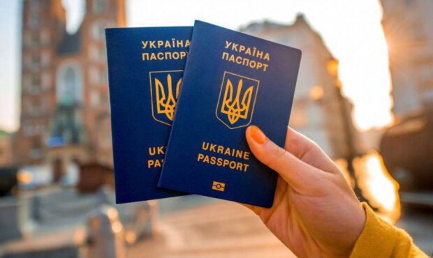 Українцям будуть видавати другий паспорт. Проте торкнеться не всіх. Що це означає