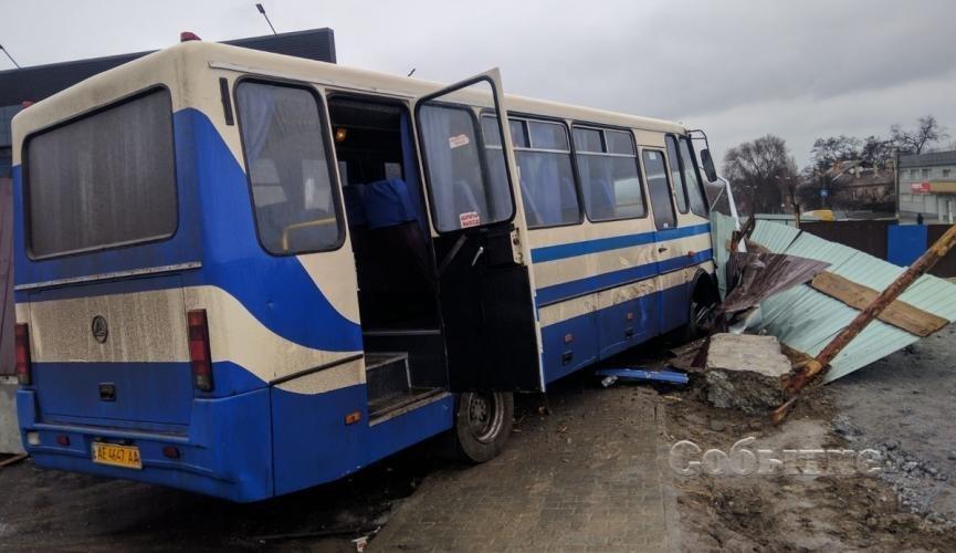 Випадали на ходу: на Дніпропетровщині водій шкільного автобуса помер під час руху. Знали, але дозволили