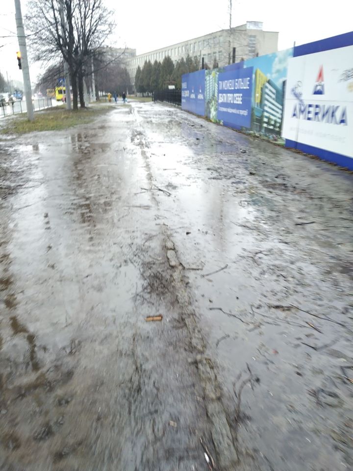 #СадовийвідремонтуйЛьвів: тротуар на вулиці Володимира Великого перетворився у болото