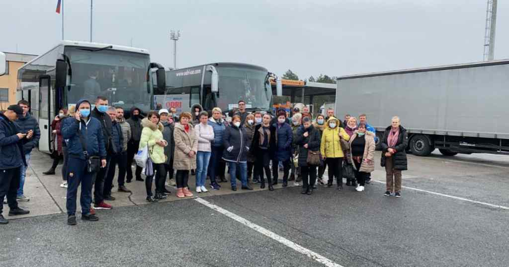 Не пропускають автобуси: 120 українців застрягли на кордоні з Італією. У Зеленського уже відреагували