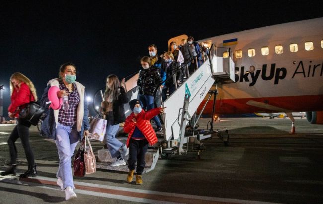 “Підписали спеціальну угоду”: 120 українців повернулись з Італії на Батьківщину. “Повторення Санжар не буде”