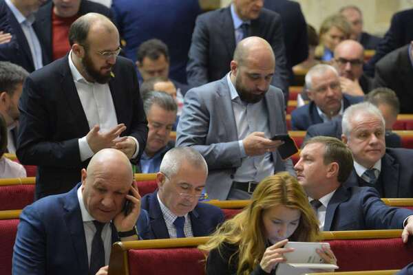 Депутати без зарплати! У Раді приймуть неочікуване рішення. Українці аплодують