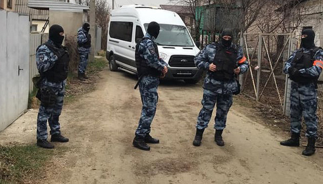 Влаштували “облаву”: Окупанти знову взялися за кримських татар. Прийшли зранку