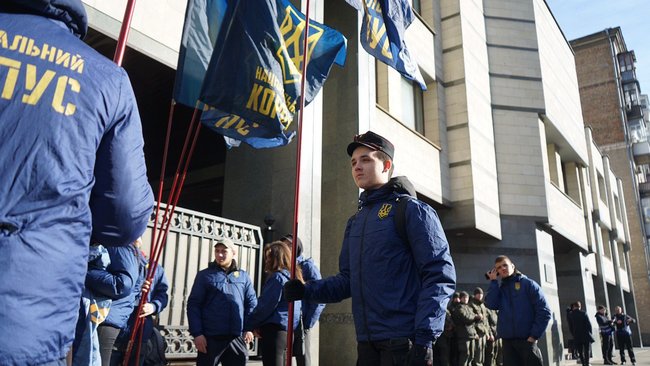 “Реваншу не буде!” Українці штурмують Конституційний суд. Жодних “людей Януковича”. Гряде скандл