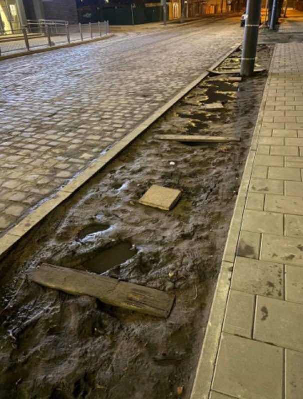 #СадовийвідремонтуйЛьвів:мешканці Замарстинівської просять відремонтувати тротуар. Болото і вода