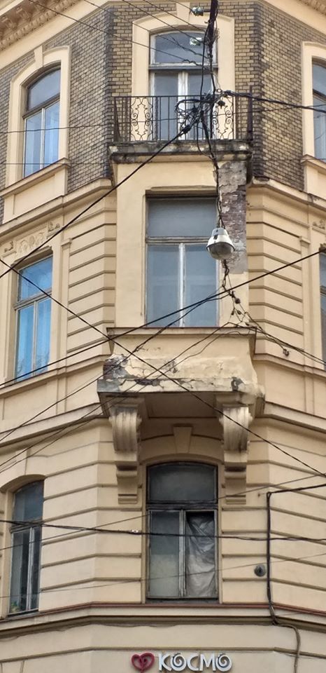 #СадовийвідремонтуйЛьвів: аварійний балкон на перехресті Словацького і Дорошенка може впасти на перехожих