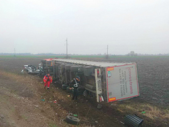 Вантажівка впала на легковик і роздушила його: моторошна ДТП під Києвом налякала всю країну