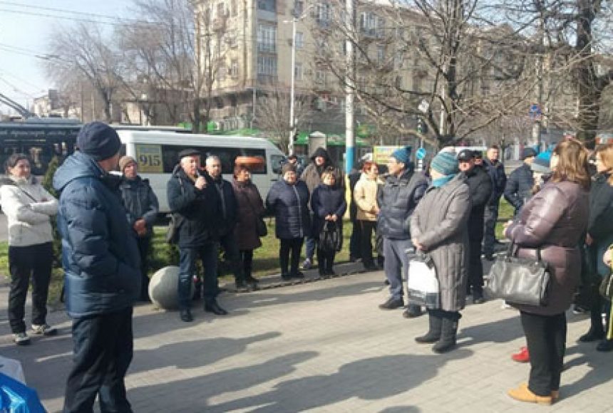 Українці влаштували мітинг через нові обмеження. Збирають підписи: вийшли на вулиці
