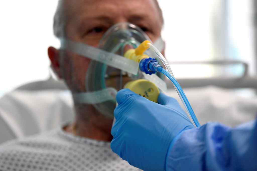 Троє на штучній вентиляції легень. У Львові 15 тяжко хворих COVID-19. Є нові підозри