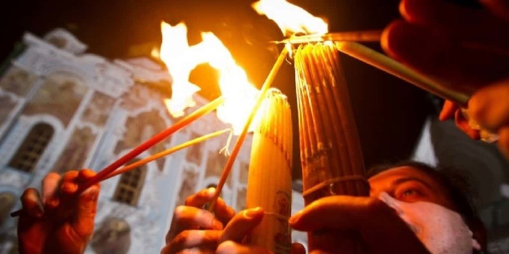 Попри карантин: В УПЦ МП закликали парафіян забрати благодатний вогонь.”Недалеко від в’їзду в Лавру”