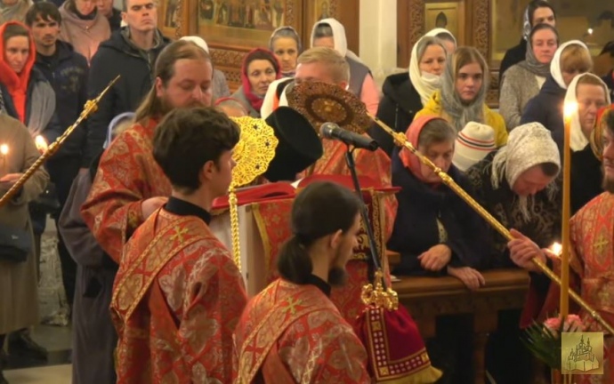 Натовпом і без дистанції: українців масово прийшли на Паску до церкви. Карантин не для них?