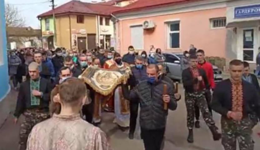 “Без масок, великим натовпом”: На Львівщині священник організував хресну ходу під час тотального карантину