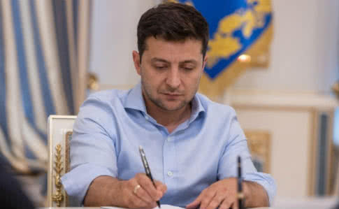 “Заміна уже була готова”: Зеленський звільнив топ-чиновника і близького соратника. Укази підписано!
