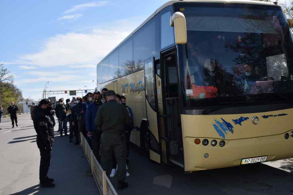 “Справжня боротьба”: Українці масово повертаються додому. На кордоні відбувається немислиме. Поліція безсильна