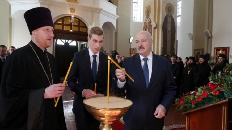 “Ми ці віруси переживаємо”: Лукашенко урочисто відвідав церкву і вибухнув гнівною заявою
