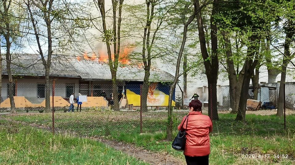 “Горів дах будівлі!”: У Львові на території психіатричної лікарні спалахнула пожежа